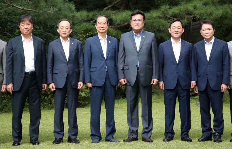 한덕수 국무총리와 국민의힘 정진석 비상대책위원장, 김대기 대통령비서실장 등 참석자들이 25일 서울 종로구 총리공관에서 열리는 제4차 고위당정협의회에 앞서 기념촬영을 하고 있다. 왼쪽부터 김대기 대통령비서실장, 추경호 부총리 겸 기획재정부 장관, 한덕수 국무총리, 국민의힘 정진석 비상대책위원장, 주호영 원내대표, 성일종 정책위의장. 국회사진기자단