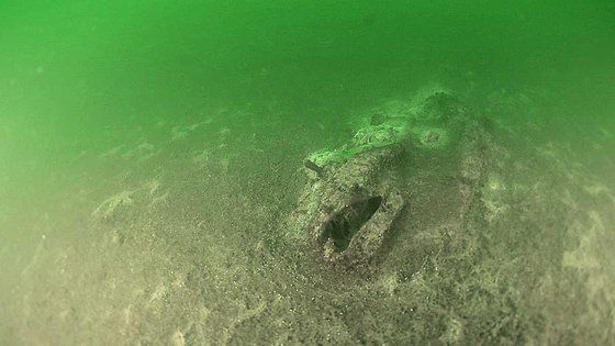 국립수산과학원이 진해만에서 수심별 산소 농도를 측정하기 위해 장비를 바닷속으로 넣고 있다. 천권필 기자