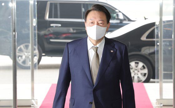 윤석열 대통령이 29일 서울 용산 대통령실 청사로 출근하고 있다. 대통령실 사진기자단