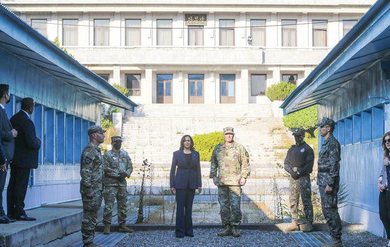 카멀라 해리스 미국 부통령이 29일 오후 경기 파주시 판문점을 찾아 둘러보고 있다. 사진공동취재단