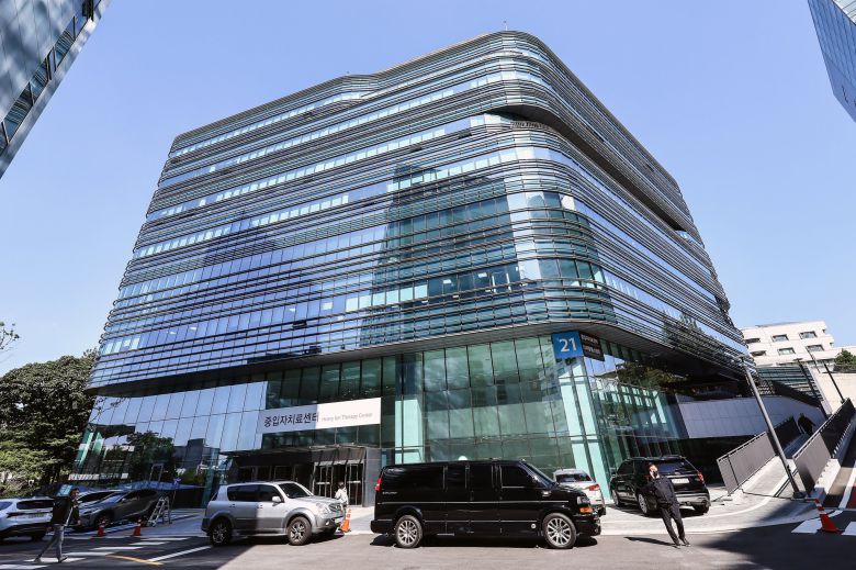 중입자치료기 설치를 위해 건물을 새로 지었다.