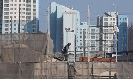 중대재해처벌법 시행 첫날인 지난 1월 27일 오후 경기도 고양시의 한 건설 현장에서 작업자가 작업을 하고 있다. 연합뉴스 ※사진은 이 기사와 관련 없음