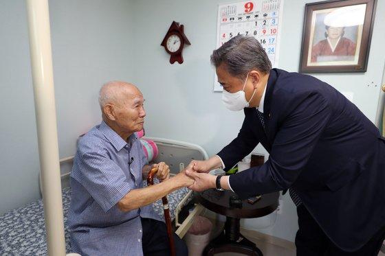지난 9월 일제강점기 강제징용 피해자인 이춘식 할아버지를 만난 박진 외교부 장관. 사진 공동취재단