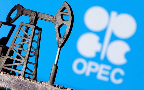 OPEC 로고 앞에 3D 프린팅 된 오일 펌프. 로이터=연합뉴스