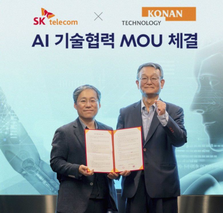 SK텔레콤과 AI기술기업 코난테크놀로지가 AI기술협력을 포함한 전략적 파트너십을 체결했다고 28일 밝혔다. 사진은 이상호 SK텔레콤 CTO(왼쪽)와 김영섬 코난테크놀로지 대표(오른쪽)가 MOU 기념촬영을 하고 있는 모습. 사진 SK텔레콤