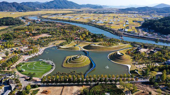 지난 26일 오후 전남 순천시 ‘순천만습지’ 상공에서 바라본 전경. 오리 모양 나무데크와 한반도 형상의 갈대밭이 ‘순천만정원’ 안내문구 등과 어우러져 다양한 모습을 연출하고 있다. 프리랜서 장정필