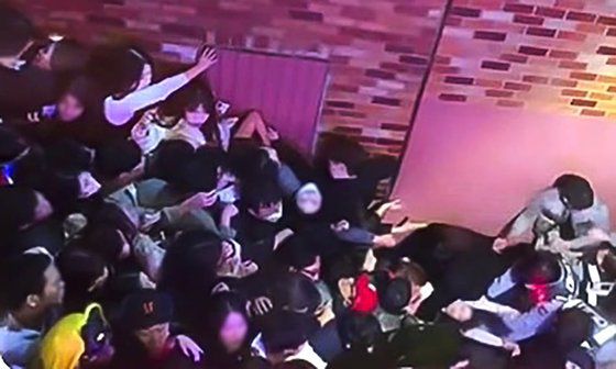 국내 첫 내한 공연을 위해 1992년 2월 16일 오후 1시40분 김포공항으로 입국한 미국 팝 그룹 '뉴 키즈 온 더 블럭'을 보기 위해 소녀 팬 1000여 명이 입국장으로 몰렸다. 같은 해 2월 18일 공연에서 1만여 명의 팬이 한꺼번에 몰리면서 무대 앞쪽에 앉아 있던 관객들이 깔려 한 명이 숨지고, 60명이 크게 다쳤다. 중앙포토