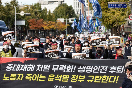 전국민주노동조합총연맹 조합원들이 지난 26일 오후 서울 중구 서울역 인근에서 '중대재해 처벌 무력화 하는 윤석열 정부 규탄 결의대회'를 갖고 용산 대통령실 방면으로 행진하고 있다. 뉴스1
