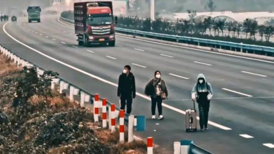 중국 허난성 정저우시 폭스콘 노동자들로 추정되는 이들이 공장을 떠나 고속도로를 걸어 귀향하는 모습. 사진 중국 진르터우탸오 캡처