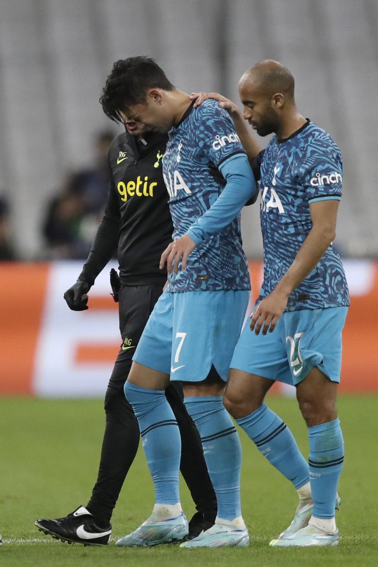 얼굴을 만지며 괴로워하는 손흥민(가운데). 로이터=연합뉴스