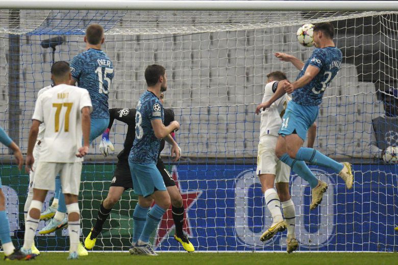 리버풀 살라(왼쪽)을 막는 나폴리 김민재(왼쪽 둘째). 로이터=연합뉴스