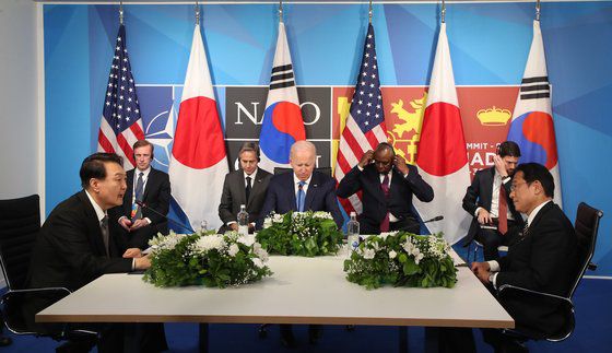 한미일 3국 정상이 지난 6월 29일 스페인 마드리드 이페마(IFEMA) 국제회의장에서 정상회담을 하고 있다. 대통령실사진기자단=뉴스1