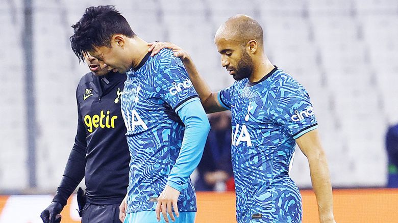 얼굴 부상을 당한 손흥민(가운데). 다행히 수술은 성공적으로 끝난 것으로 전해졌다. EPA=연합뉴스