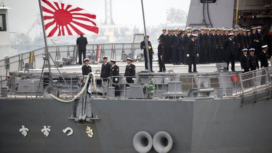 지난 2019년 4월 23일에 열린 중국 인민해방군 해군 창설 70주년 기념 국제관함식에 참가하기 위해 중국 칭다오항으로 입항하는 일본 호위함 스즈츠키함에 자위함기가 걸려 있다. 연합뉴스