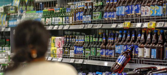 서울시내 대형마트에서 시민이 장을 보고 있다. 뉴시스