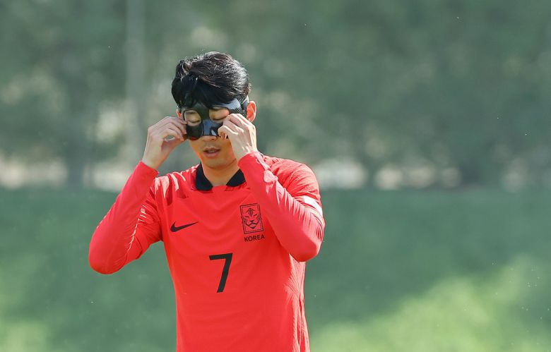 16일 카타르 도하 알에글라 트레이닝 센터에서 한국 축구대표팀이 현지 훈련하고 있다. 이날 손흥민의 마스크 쓴 모습이 언론에 처음 공개됐다. 사진은 이날 훈련 중 마스크가 불편한듯 고쳐 쓰고 있는 손흥민. 김현동 기자