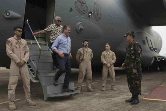 2016년 4월 15일 당시 미 국방장관이던 애슈턴 카터(왼쪽 앞 두 번째)가 필리핀 팔라완섬에 있는 푸에르토 프린세사 공항에 도착한 모습. 사진 미 국방부 홈페이지 캡처