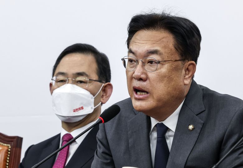 국민의힘 비대위회의가 21일 서울 여의도 국회에서 열렸다. 정진석 비대위원장이 발언하고 있다. 김성룡 기자