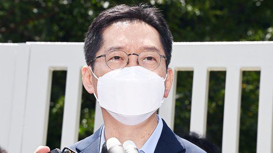 드루킹 댓글 문제로 대법원에서 징역2년을 확정받은 김경수 전 경남지사가 지난해 7월26일 오후 경남 창원시 마산회원구 창원교도소 앞에서 소감을 말하고 있다. 송봉근 기자