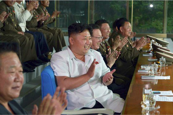 김정은 국무위원장이 2014년 7월 인천 아시안게임에 참가할 남자축구 대표팀 검열경기 관람하는 모습. 뉴스1