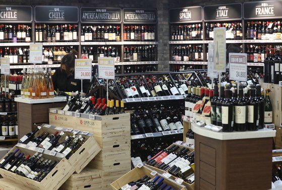 서울의 한 대형마트에서 판매되는 와인. 뉴스1