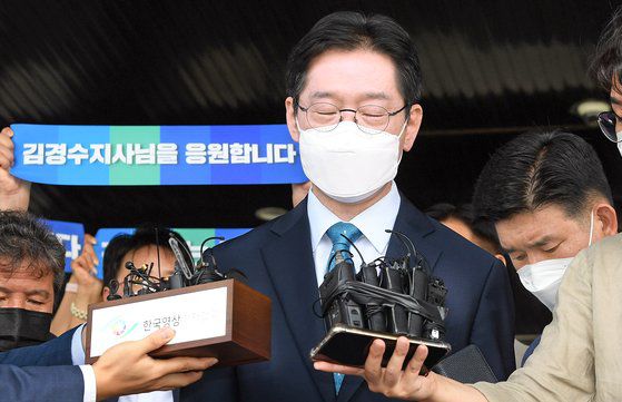 ‘드루킹’과 포털 댓글 조작을 공모한 혐의로 징역 2년을 확정받은 김경수 경남도지사가 지난해 7월 21일 오전 경남도청을 나서고 있다. 송봉근 기자.