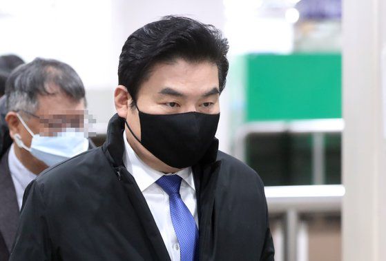 원유철 전 미래통합당(현 국민의힘) 의원이 지역업체 등과의 불법 정치자금 수수 혐의로 항소심 선고 공판을 받기 위해 지난해 1월 21일 서울고등법원으로 향하고 있다. 뉴시스.