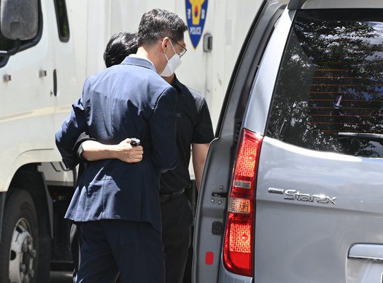 드루킹 댓글 문제로 대법원에서 징역2년을 확정 받은 김경수 전 경남도지사가 지난해 7월 26일 오후 경남 창원시 마산회원구 창원교도소 앞에서 소감을 말한 뒤 수감됐다. 송봉근 기자.