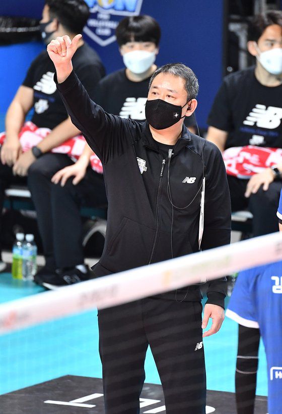 24일 서울 장충체육관에서 열린 우리카드전에서 엄지를 치켜세우는 최태웅 현대캐피탈 감독. 사진 한국배구연맹