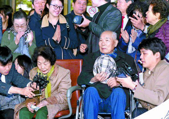 윤석열 정부 출범 이후 한일 양국은 강제징용 문제의 해법을 도출하기 위한 협의를 이어가고 있다. 협상 과정에서 일본은 이번 합의의 최종성과 불가역성을, 한국 측은 일본의 성의있는 호응을 요구하며 상호 이견을 조율하고 있다. 중앙포토