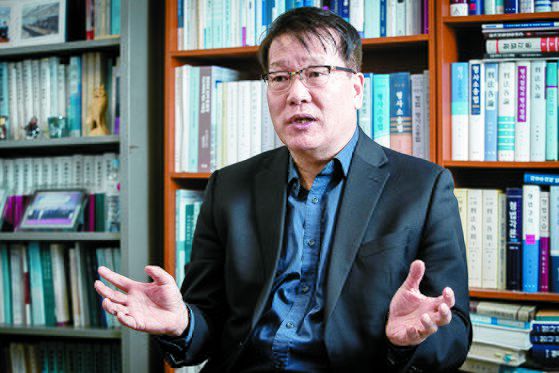 정웅석 형소법학회 회장(서경대 교수)이 지난 1월 19일 서경대 연구실에서 중앙일보와 인터뷰하고 있다. 장진영 기자