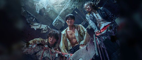 변승민 대표가 자신의 사무실에서 클라이맥스 스튜디오 제작 작품 '지옥'의 소품이었던 극중 사이비 종교 새진리회 의장 정진수(유아인) 두상 소품을 마주보고 포즈를 취했다. 그의 사무실엔 차기작 '정이'에 등장한 조종실 계기판, 연구소 출입증, 소파 등 제작 작품 소품이 기념품처럼 간직돼 있었다. 권혁재 기자