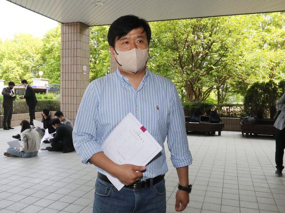 '간첩조작 사건' 피해자 유우성씨가 5월 17일 공수처에 고소인 조사를 위해 출석하고 있다. 뉴스1