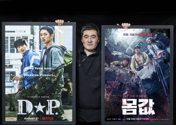 변승민 대표가 사무실 테이블에 모아둔 제작 작품 대본과 관련 서적.