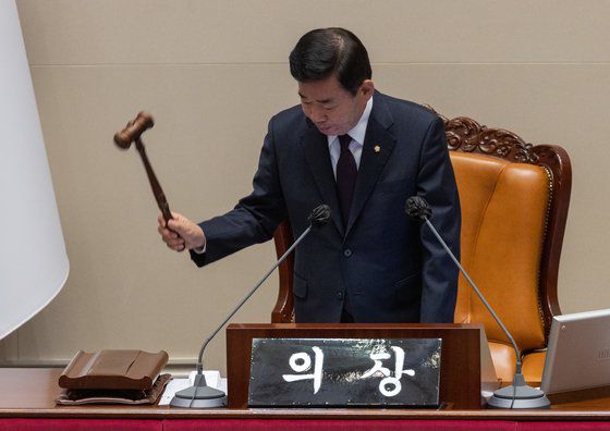 김진표 국회의장이 24일 오후 서울 여의도 국회에서 열린 제400회 국회(정기회) 제13차 본회의에서 의사봉을 두드리고 있다. 뉴스1