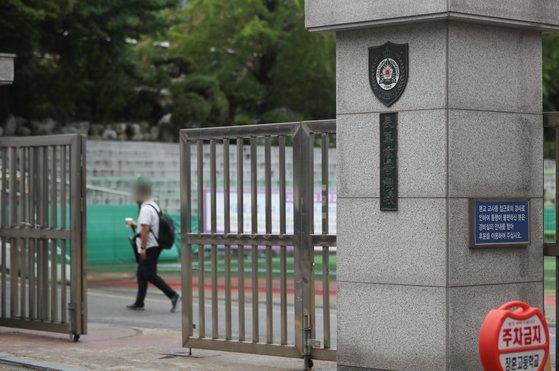 서울 영등포구에 위치한 자율형사립고인 장훈고등학교가 일반고 전환을 결정했다.   장훈고는 학령인구가 감소하는데다 고교 무상교육으로 신입생 모집에 어려움이 있다며 자발적으로 자사고 지정 취소를 신청했다. 뉴스1