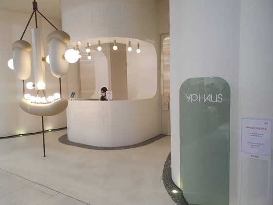 서울 영등포구 더현대서울 지하 2층에 있는 2030대 VIP 전용 라운지 'YP하우스' 입구. 최선을 기자