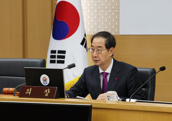 한덕수 국무총리가 6일 오전 정부세종청사에서 서울청사와 영상으로 연결해 열린 국무회의를 주재하고 있다. 연합뉴스