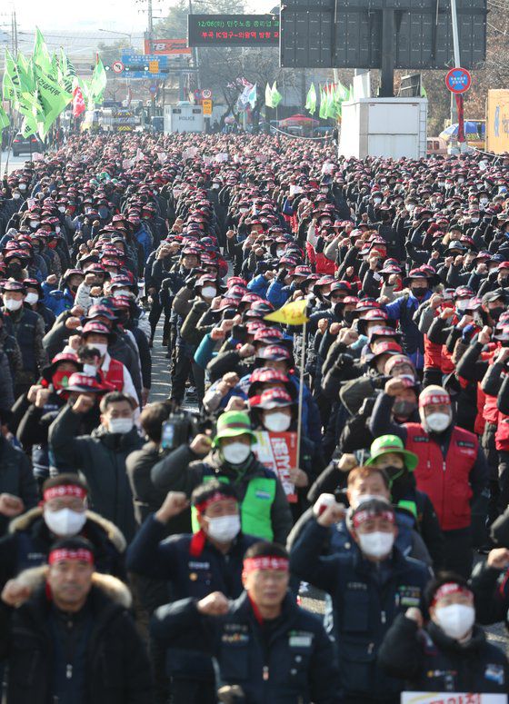 민주노총 공공운수노조 화물연대본부의 집단운송거부(총파업) 행동이 13일째 이어진 6일 오후 경기 의왕시 의왕ICD제2터미널 앞에서 민주노총 노조원들이 총파업·총력투쟁 결의대회를 하고 있다. 뉴스1