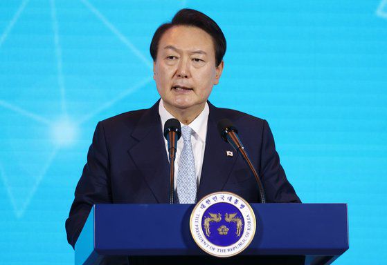 윤석열 대통령이 지난 11월 29일 서울 광진구 그랜드워커힐 호텔에서 열린 민주평통 해외 자문위원과의 통일대화에 참석해 인사말을 하고 있다. 사진 대통령실사진기자단