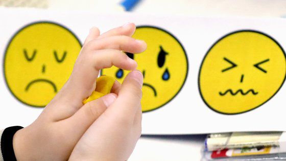 지난 2019년 11월 22일 세종시 어진동 정부세종컨벤션센터에서 열린 아동과 함께하는 아동학대 예방의날 행사에서 어린이가 고함을 들었을때를 가정해 자신의 표정을 그린 뒤 구기고 있다. 뉴스1