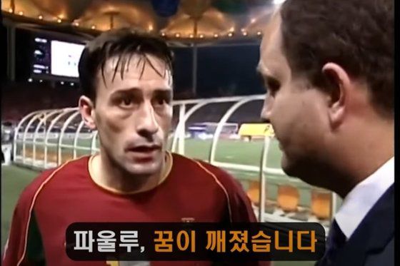 카타르 월드컵에서 16강에 진출한 성적을 거둔 축구 대표팀이 7일 인천공항을 통해 귀국했다. 벤투 감독이 팬들의 환호에 손을 들어 답하고 있다.