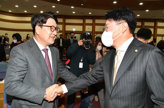 7일 친윤계 의원들이 주축이 된 공부 모임 '국민공감' 첫 모임에서 권성동 의원(왼쪽)과 장제원 의원이 악수하고 있다. 연합뉴스