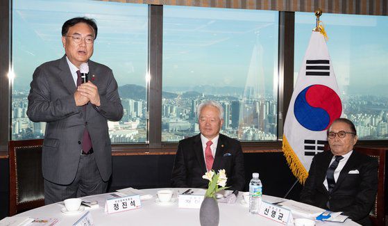 정진석 국민의힘 비상대책위원장의 8일 오전 서울 여의도의 한 식당에서 열린 상임고문단 회의에서 발언을 하고 있다. 뉴스1
