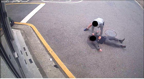 지난 8월 28일 그랜드파 조직원이 길거리에서 백학관파 조직원을 폭행하는 장면. 사진 전주지검 군산지청