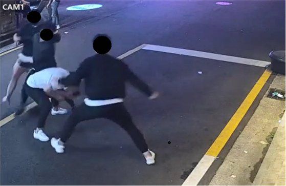 지난 9월 1일 그랜드파 소속 조직원 3명이 주점을 운영하는 백학관파 조직원을 가게 앞에서 기습하는 장면. 사진 전주지검 군산지청