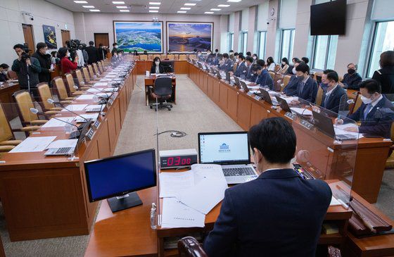 9일 오전 서울 여의도 국회에서 국토교통위원회 전체회의가 국민의힘 의원들의 불참 속 진행되고 있다. 뉴스1