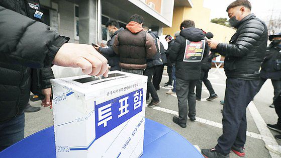 9일 오전 광주 광산구 진곡화물공영차고지에서 화물연대 광주본부 조합원이 총파업 종료 및 현장 복귀 찬반투표에 참여하고 있다. 연합뉴스