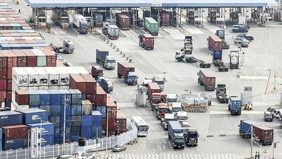 민주노총 공공운수노조 화물연대본부가 총파업을 철회한 9일 오후 부산 남구 신선대부두 일대에서 많은 화물차들이 분주히 움직이고 있다. 송봉근 기자