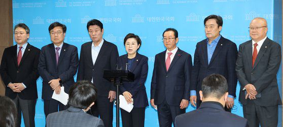 민주당의 일방적 회의진행 관련 성명서 발표한 국민의힘 소속 국토교통위원들. 연합뉴스